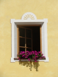 1383064_window_in_the_facade_of_dolomite_house